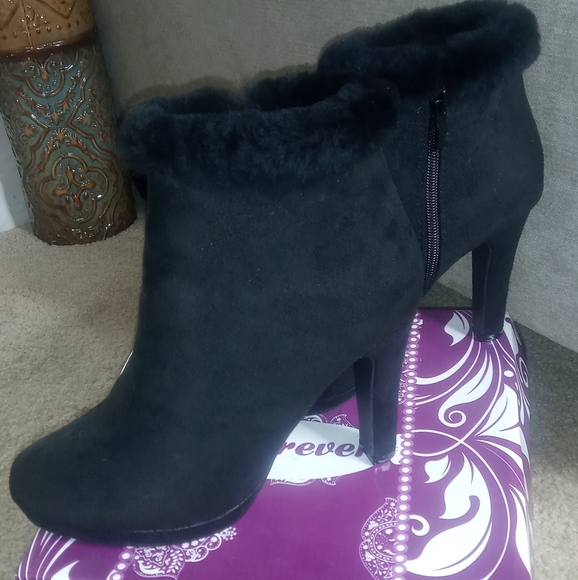 Black boots, size 8, suede material, fur around ankle made by Forever - Picture 1 of 10